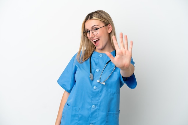 Mulher jovem médica cirurgião isolada em fundo branco contando cinco com os dedos