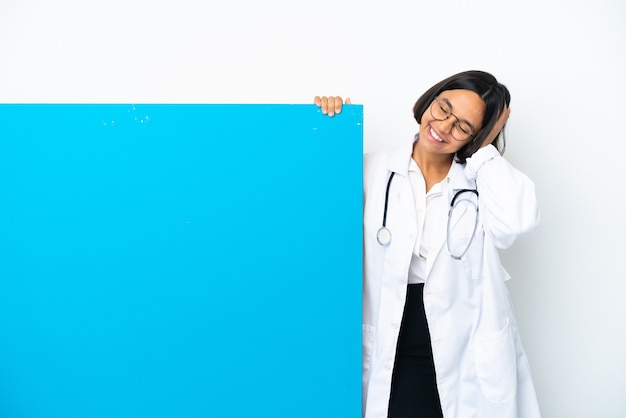 Mulher jovem médica de raça mista com um grande cartaz isolado no fundo branco rindo