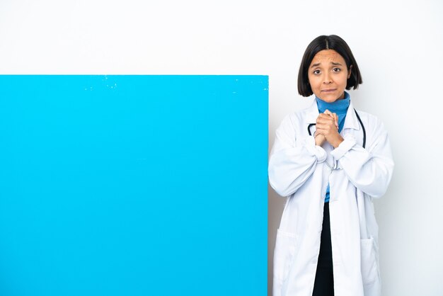 Mulher jovem médica de raça mista com um grande cartaz isolado no fundo branco rindo