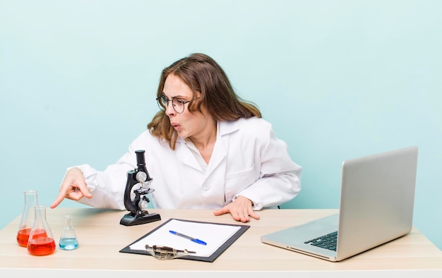 Mulher jovem médico com um conceito de cientista de microscópio