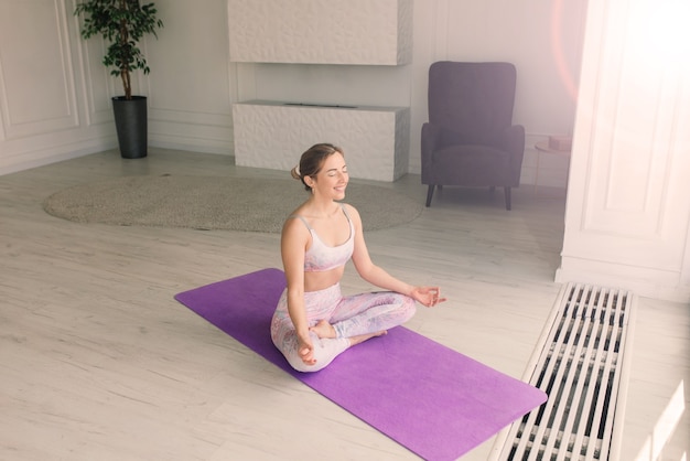 Mulher jovem meditando em casa, vista traseira, frontal e lateral