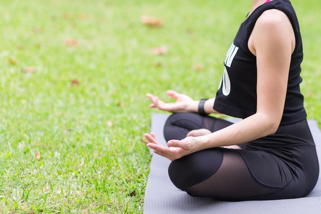 Mulher jovem, meditar, em, natureza