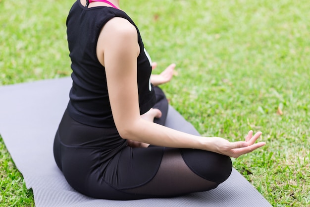 Mulher jovem, meditar, em, natureza