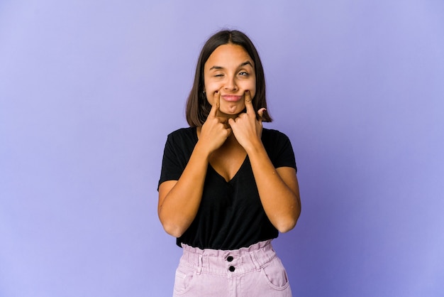 Mulher jovem mestiça duvidando entre duas opções.