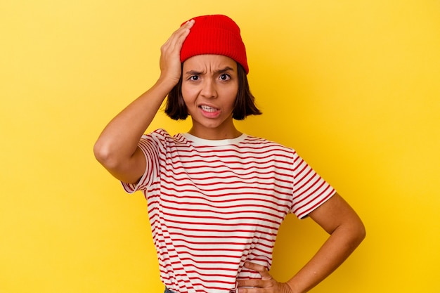 Mulher jovem mestiça isolada em um fundo amarelo sendo chocada, ela se lembrou de um encontro importante.