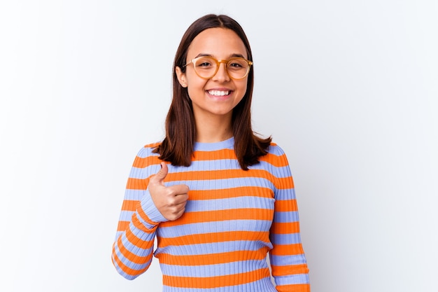 Mulher jovem mestiça isolada sorrindo e levantando o polegar