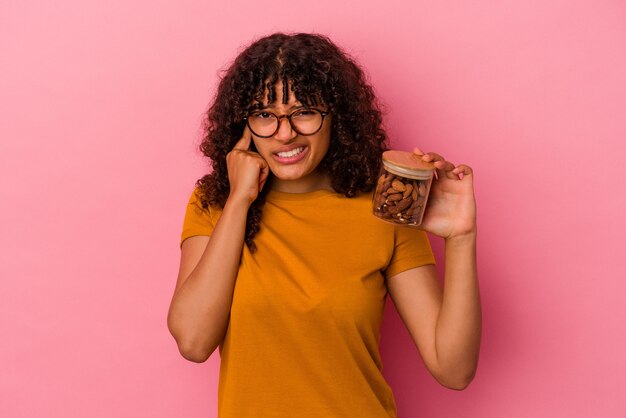 Mulher jovem mestiça posando