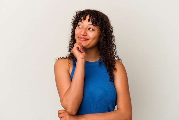 Foto mulher jovem mestiça posando