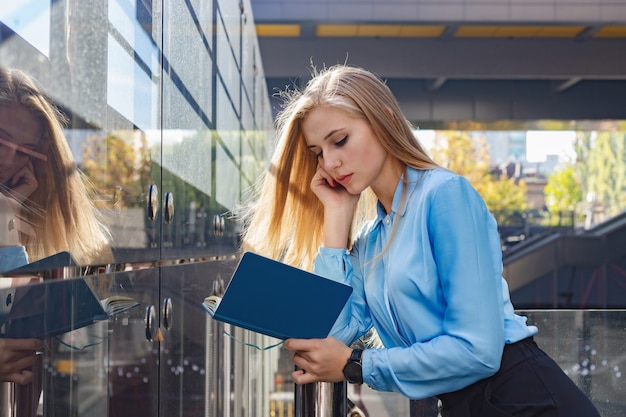 Mulher jovem moderna em uma cidade grande