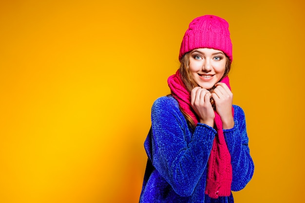 Mulher jovem moderna vestindo blusa azul e chapéu rosa