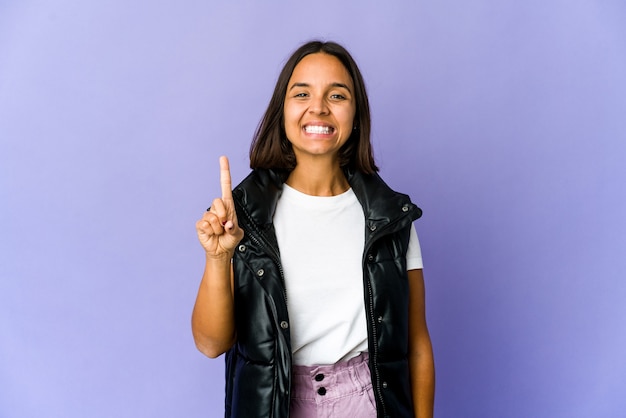 Mulher jovem mostrando o número um com o dedo