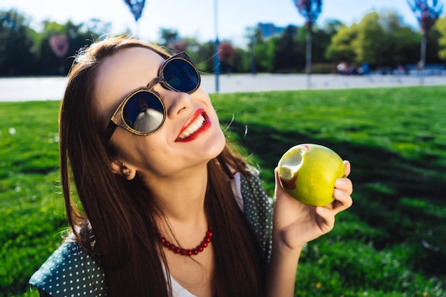 Mulher jovem mostrando sorriso branco, conceito dentário, dentes saudáveis