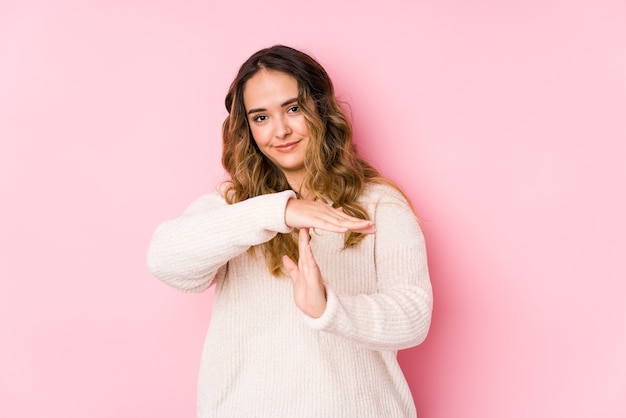 Mulher jovem mostrando um sinal de tempo limite