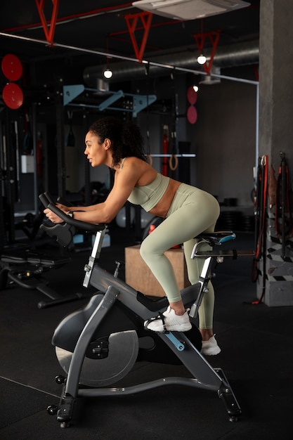 Foto mulher jovem na aula de spinning