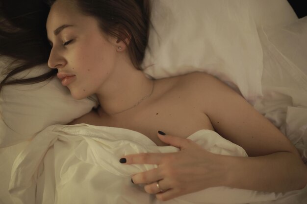 Mulher jovem na cama, travesseiro, cobertor, dormindo