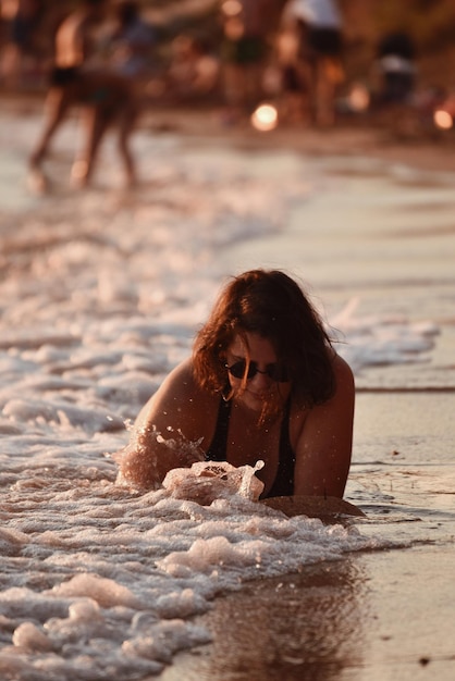 Foto mulher jovem na costa na praia