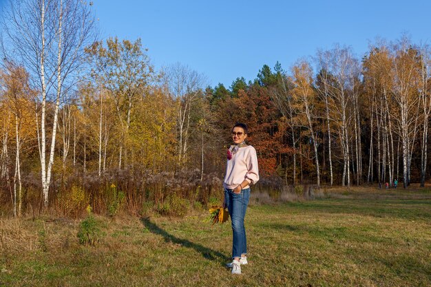 Mulher jovem na floresta de outono