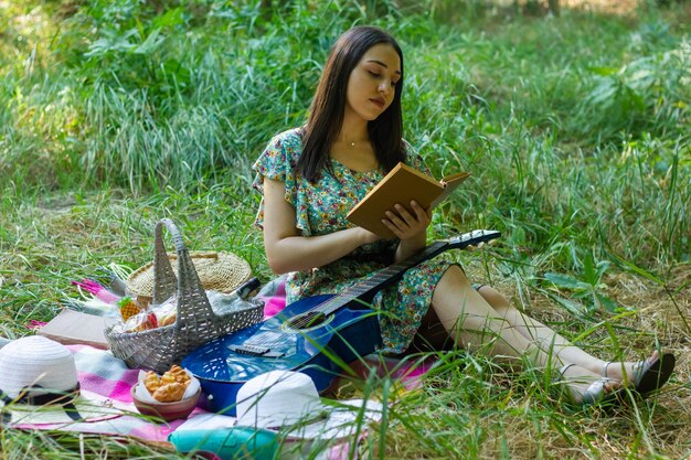 mulher jovem na natureza mulher no parque em um dia de verão bonita