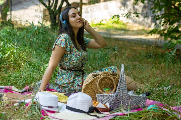 mulher jovem na natureza mulher no parque em um dia de verão bonita