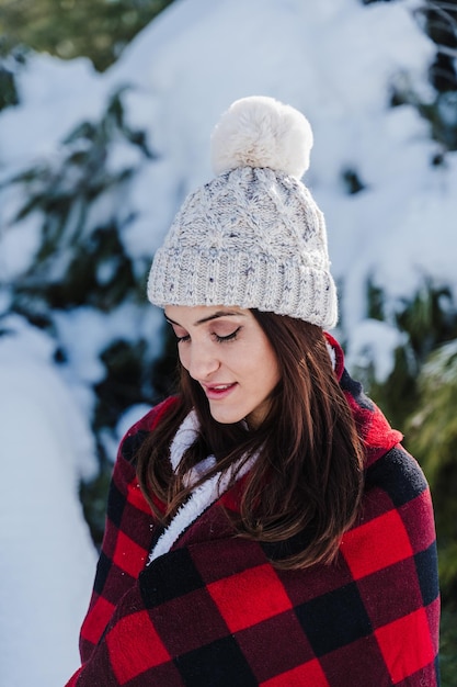 Foto mulher jovem na neve durante o inverno