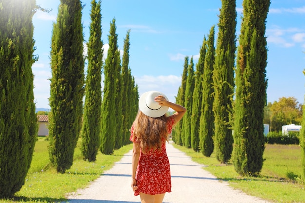 Mulher jovem na paisagem toscana com ciprestes, Itália