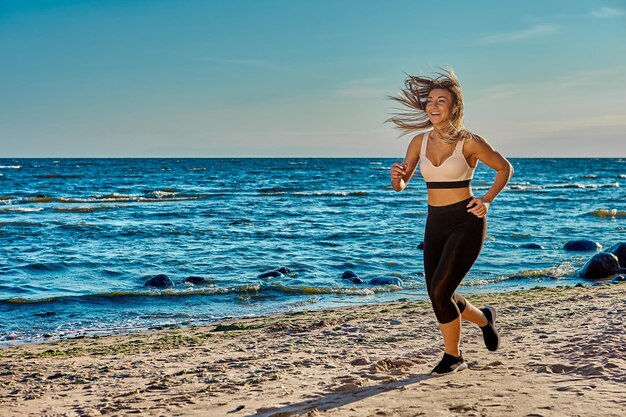 Foto mulher jovem na praia contra o céu