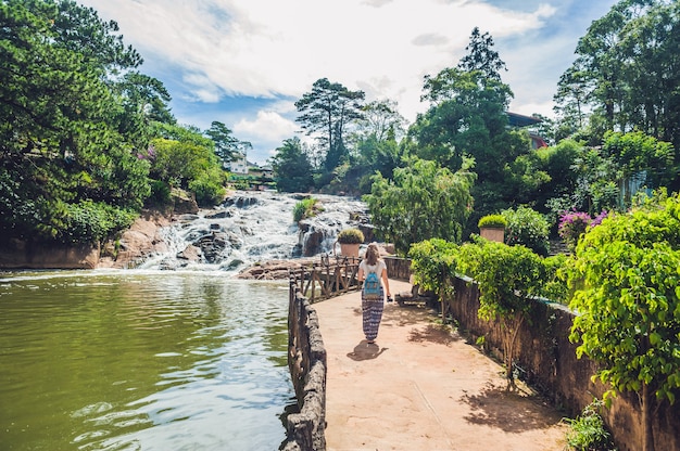 Mulher jovem na superfície da bela cachoeira camly na cidade de da lat,