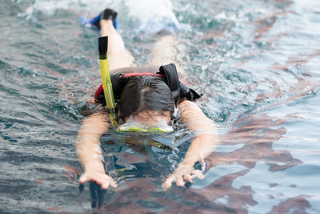 Mulher jovem, natação subaquático, em, a, piscina, desgastar, snorkel, e, sapatos scuba