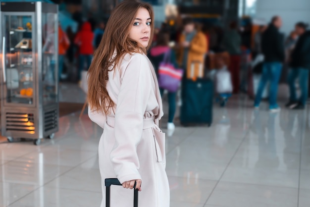 Mulher jovem no aeroporto moderno.