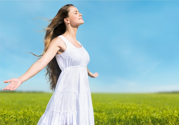 Mulher jovem no campo sob a luz do sol