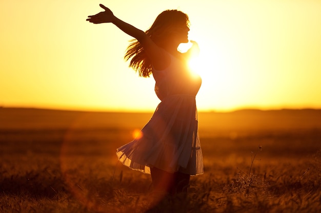 Foto mulher jovem no campo sob a luz do sol
