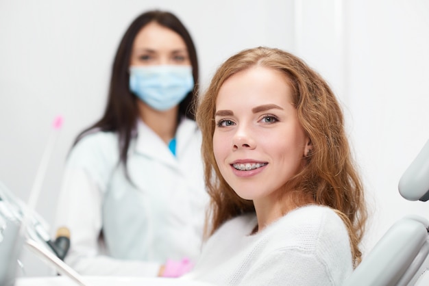 Mulher jovem no consultório dentista