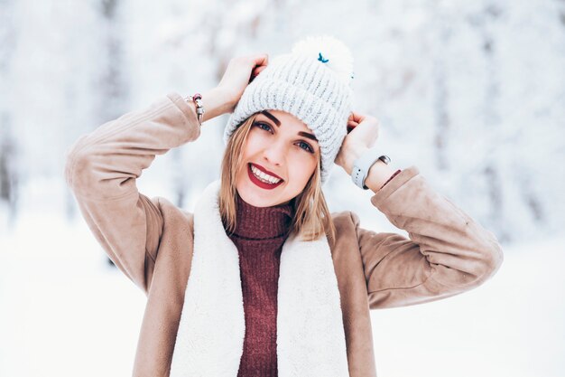 Mulher jovem no inverno com chapéu e lenço de malha