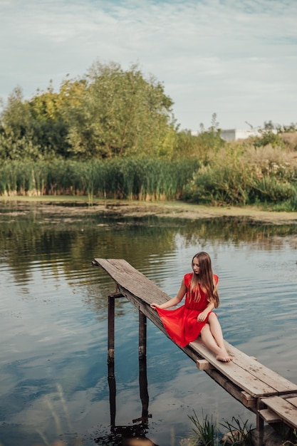 Mulher jovem no lago