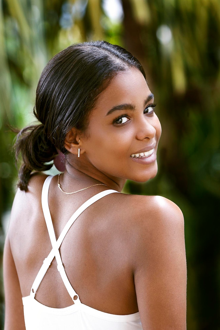 Foto mulher jovem no parque de havana.