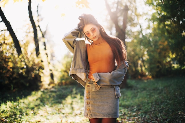 Mulher jovem no parque de outono