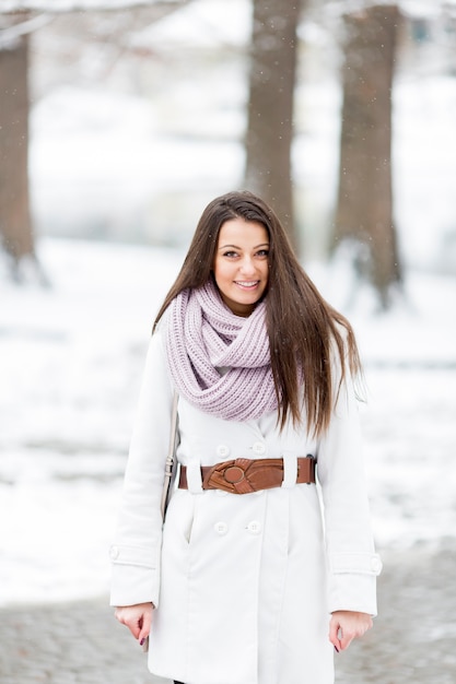 Mulher jovem no parque no inverno