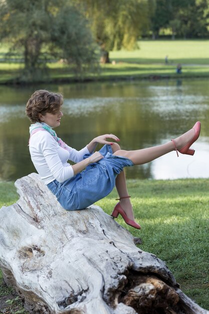 Mulher jovem no parque. retrato de linda garota em estilo francês.