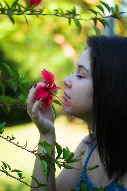 Foto mulher jovem no parque.