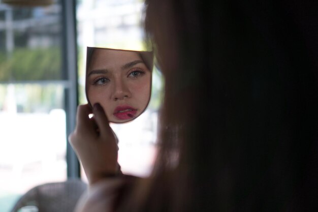 Foto mulher jovem no reflexo do espelho