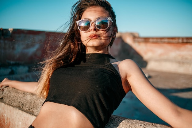 Mulher jovem no terraço a olhar para longe