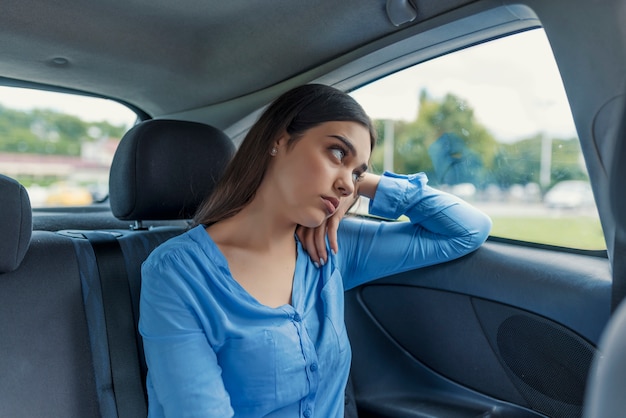 Foto mulher jovem, olhando, carro, janela