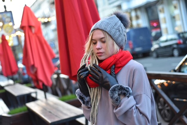 Foto mulher jovem olhando para a câmera durante o inverno