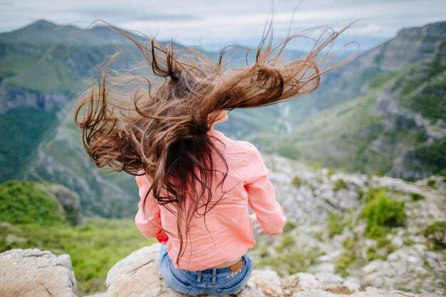 Foto mulher jovem olhando para a montanha contra o céu