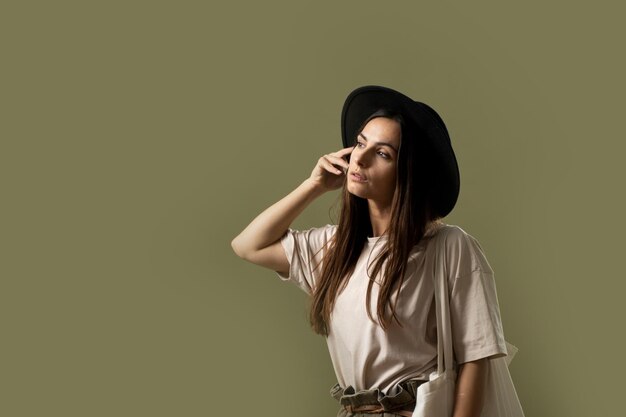 Foto mulher jovem olhando para longe contra um fundo amarelo