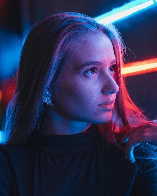 Mulher jovem olhando para longe na sala iluminada