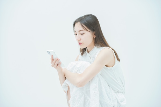 Mulher jovem olhando para um smartphone com sentimentos desagradáveis