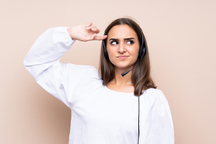 Foto mulher jovem operador de telemarketing com dúvidas e com a expressão do rosto confuso