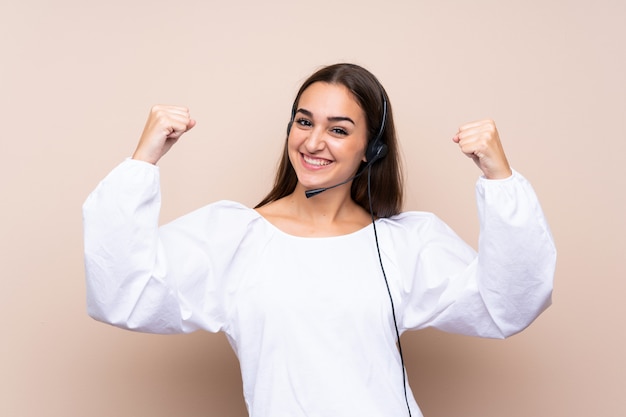 Mulher jovem operador de telemarketing comemorando uma vitória