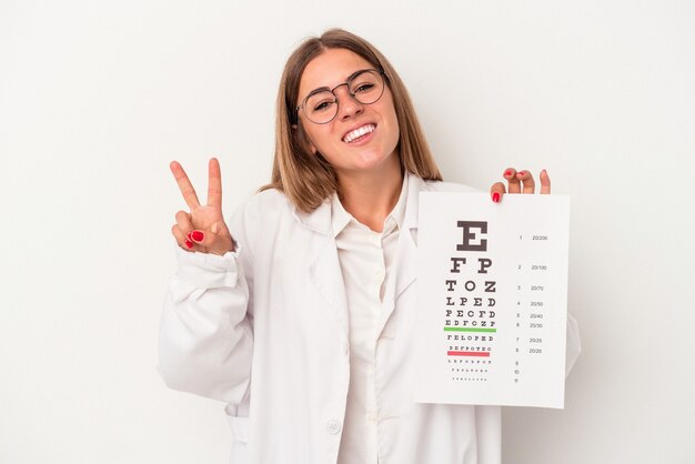 Foto mulher jovem optometrista russa isolada no fundo branco, mostrando o número dois com os dedos.